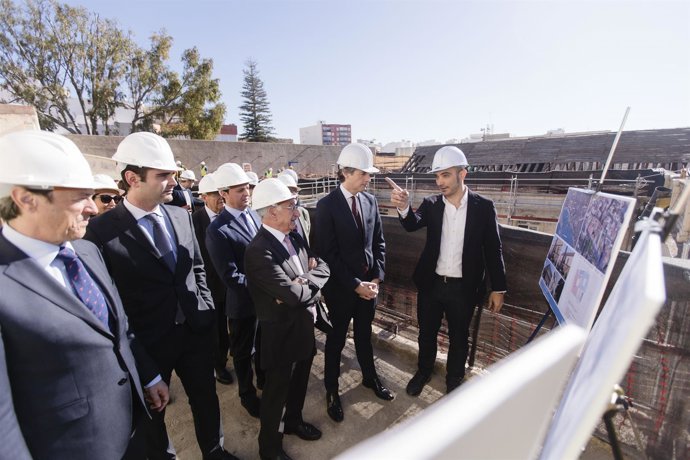 El ministro de Fomento, durante la visita a las obras del Hospital Provincial.