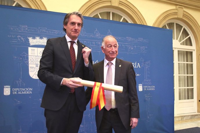El ministro Íñigo de la Serna recibe de Amat el Escudo de Oro de Diputación.