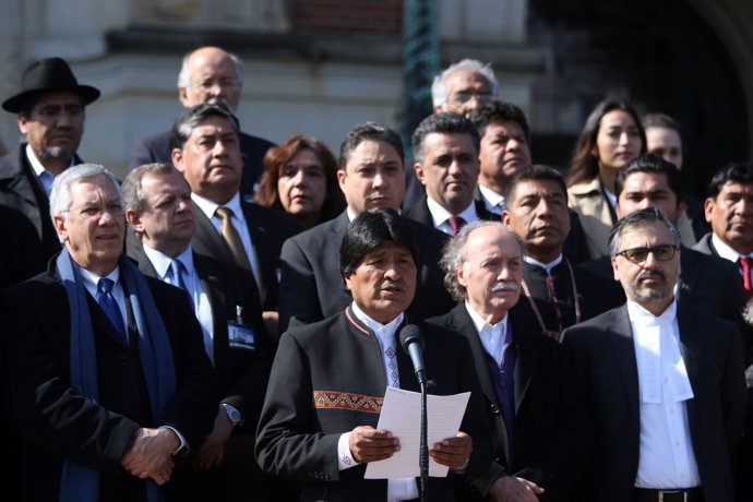 Evo Morales y la delegación boliviana en la CIJ