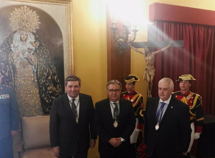 DavEl ministro Juan Ignacio Zoido recibe medalla de la cofradía de Expiración