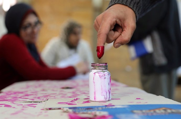 Foto de un votante en Egipto.