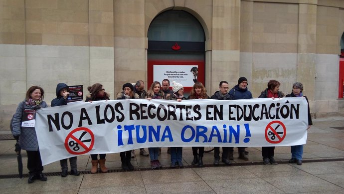 Concentración de los sindicatos de la enseñanza pública de Navarra