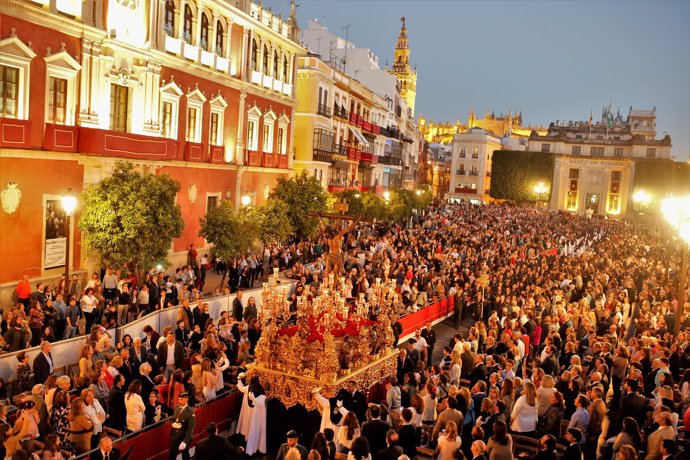 Sevilla vive repleta su Martes Santo