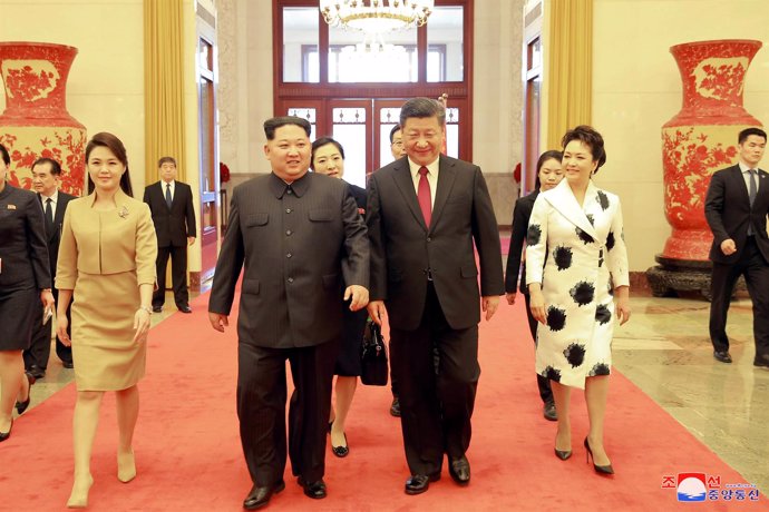 Kim Jong Un y Xi Jinping y sus respectivas esposas