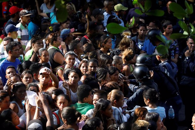 Familiares de los presos de la comisaría de Carabobo.