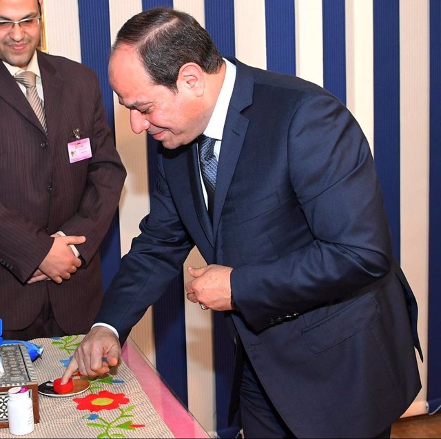 El presidente de Egipto, Abdelfatá al Sisi, votando