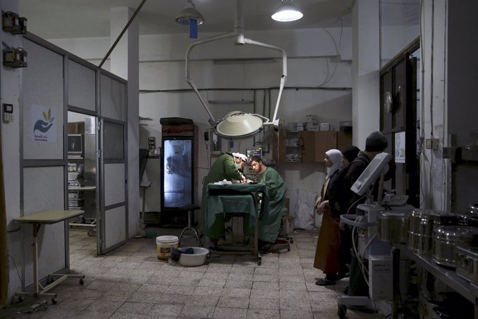 Médicos atienden a un paciente en un hospital de campaña en Duma / ARCHIVO