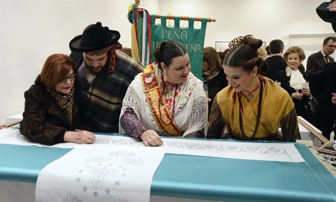 Murcianos vestidos de huertanos han acudido a bordar el Manto por la Paz