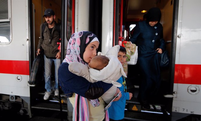 Inmigrantes sirios llegan a la estación de trenes de Berlín