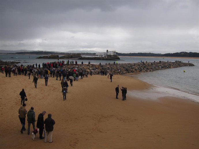 Protesta en las escolleras o diques de La Magdalena en Santander