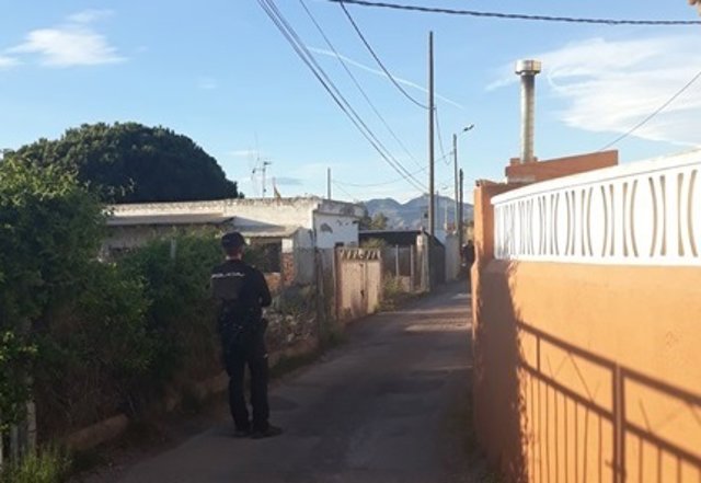 Un agente en los alrededores de la vivienda donde se produjo el suceso