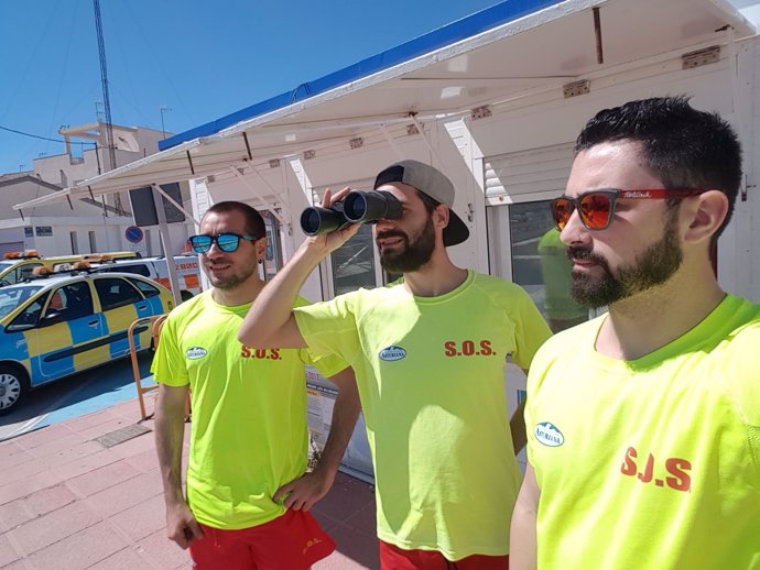 Los voluntarios de Protección Civil vigilan las playas en Los Alcázares