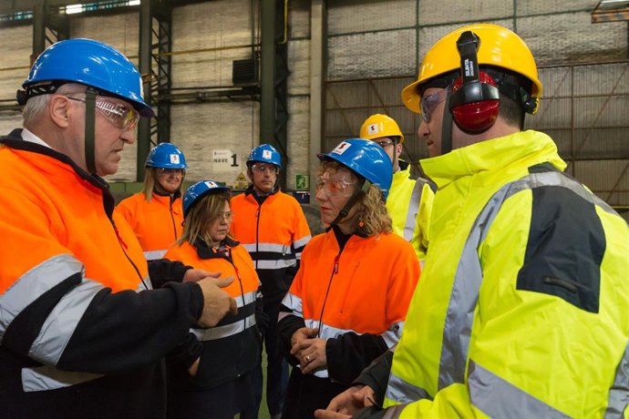 La vicepresidenta, Eva Díaz Tezanos, en su primera visita a la nueva Sidenor
