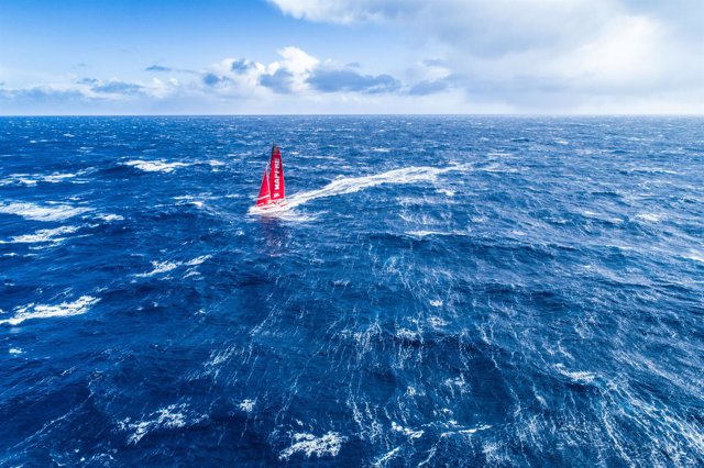 El MAPFRE, a vista de dron, navegando en el océano Sur