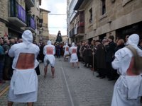 Nueve 'picaos' se flagelan en San Vicente de la Sonsierra (La Rioja), en una tradición del siglo XVI