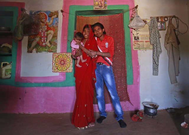 Krishna, de 14 años, y su marido, Kishan, de 16, junto a su hija en India