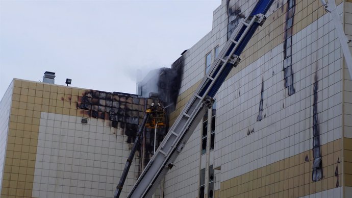 Servicios de emergencia rusos actúan durante un incendio en un centro comercial