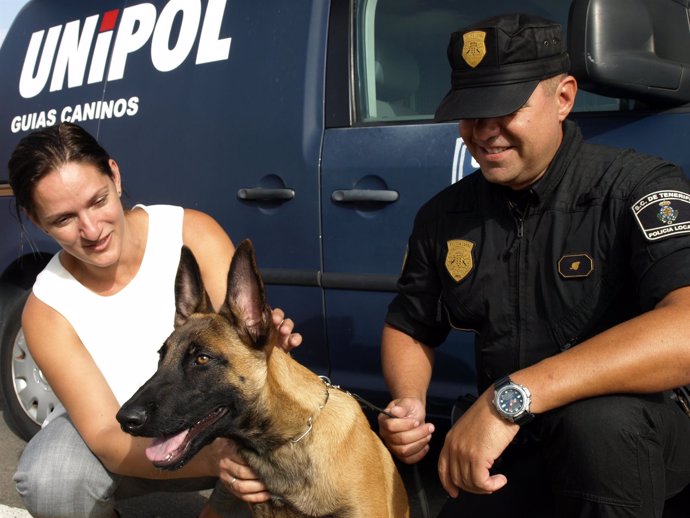 Zaida González junto a un perro de la Unidad Canina de la Unipol