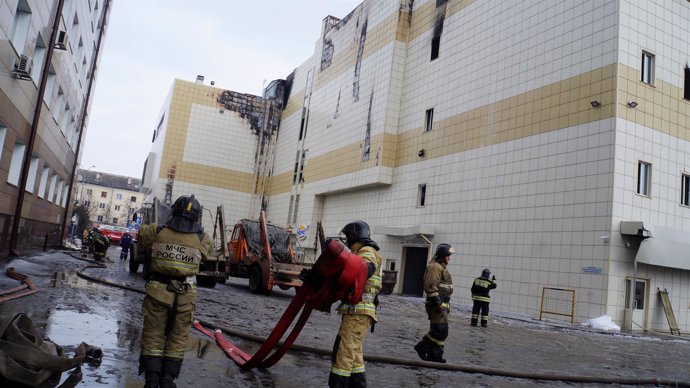 Servicios de emergencia rusos actúan durante un incendio en un centro comercial