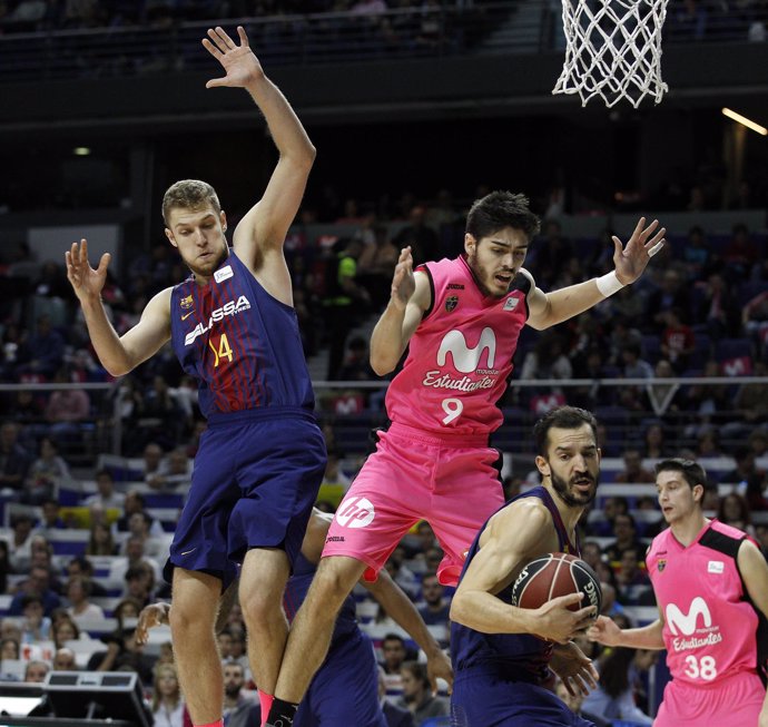 Aleksandar Vezenkov (FC Barcelona Lassa) Edgar Vicedo (Movistar Estudiantes)