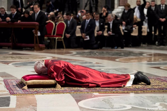 El Papa Francisco reza postrado sobre el pavimento de la Basílica de San Pedro
