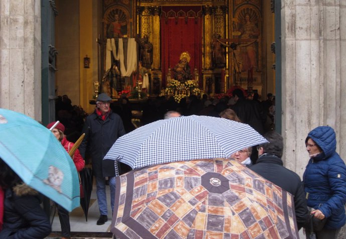 Paraguas ante la Iglesia de las Angustias, con la Virgen al Fondo. 30-3-2018
