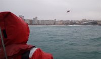 Retoman la búsqueda de la joven ourensana a la que arrastró el mar en A Coruña