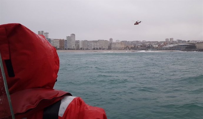 Buscan a una joven a la que arrastró el mar en A Coruña