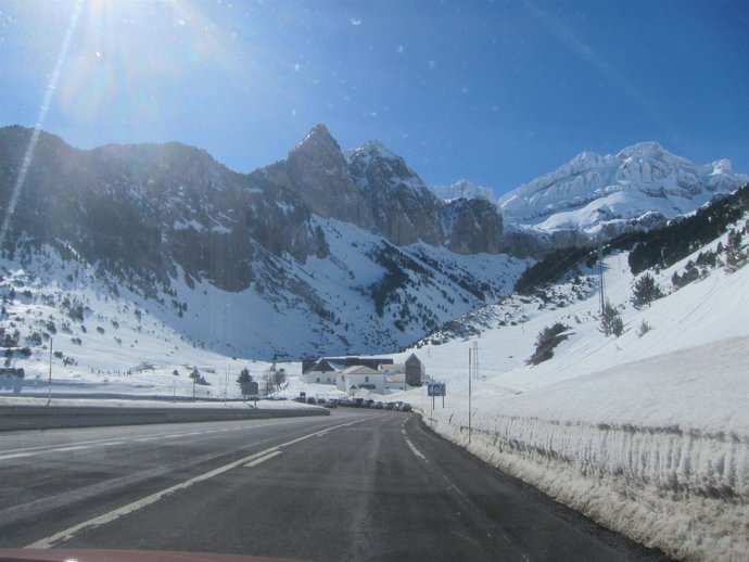 La nieve obliga a utilizar cadenas en varios tramos de carreteras oscenses.