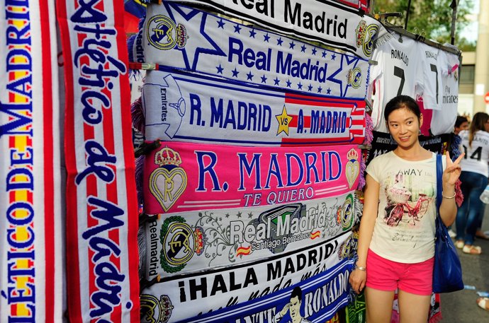 Turista asiática en los alrededores del Estadio Santiago Bernabéu