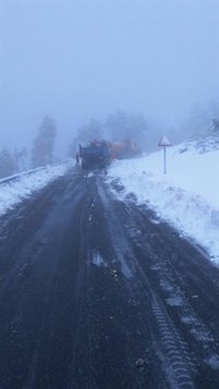 Varios vehículos atrapados por la nieve la noche del viernes en Lugo