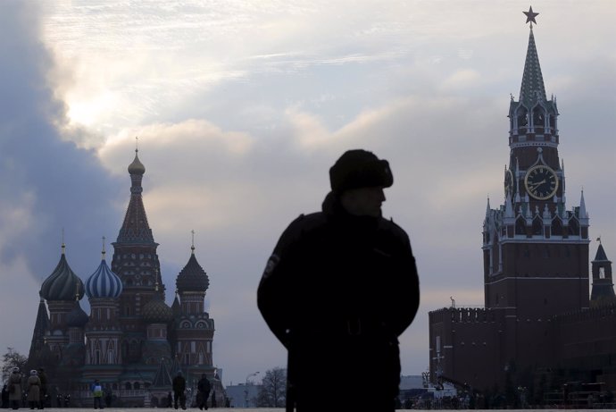 La plaza Roja de Moscú con el Kremlin y la catedral de San Basilio