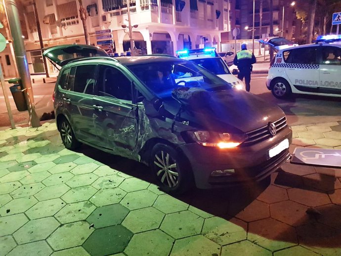 Vehículo accidentado en Almuñécar (Granada)
