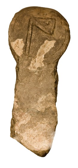 Estela funeraria hallada en solar del antiguo convento de San Francisco 