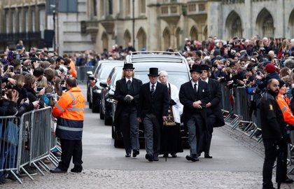 Miles de personas se despiden en Cambridge de los restos mortales de  Stephen Hawking