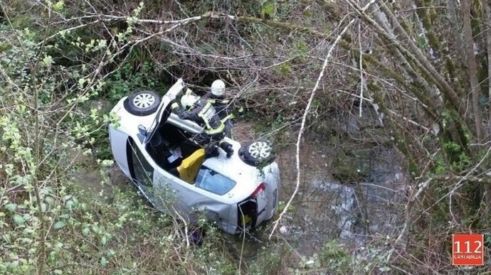Coche caído al río en Labarces 
