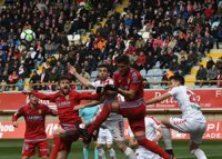 El Zaragoza retoma la pelea y el Oviedo tropieza ante el Alcorcón
