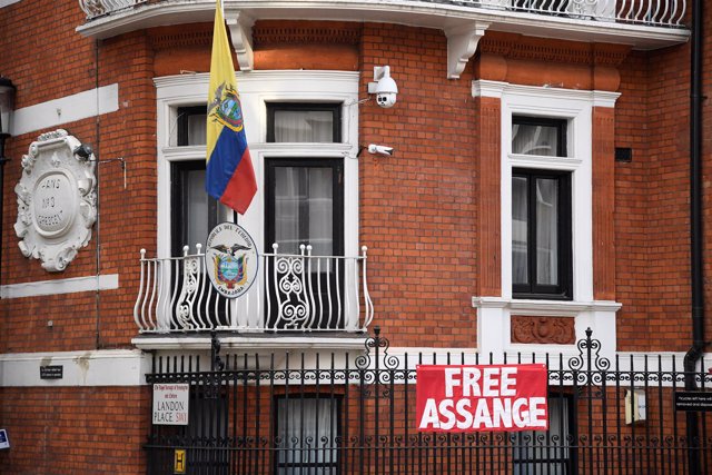 Pancarta de apoyo a Julian Assange en la Embajada de Ecuador en Londres