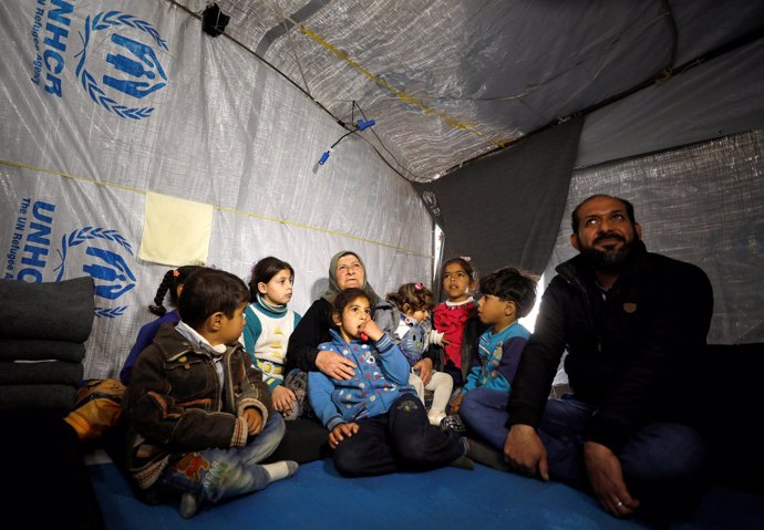 Amira Gharmoush con sus nietos en un campamento de ACNUR