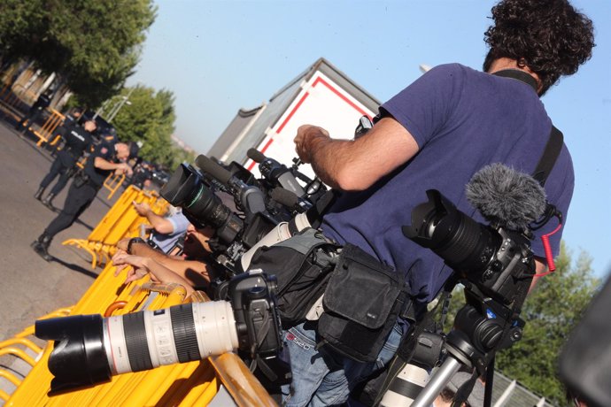 Periodistas a las puertas de la Audiencia para captar la llegada de Rajoy