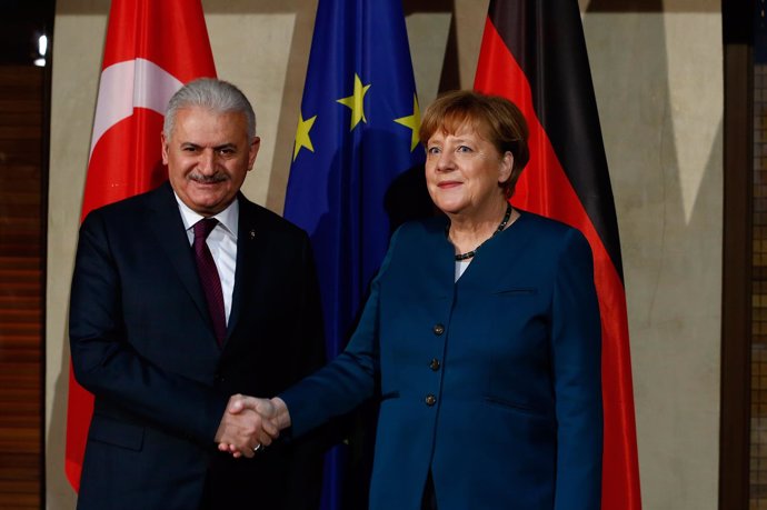 La canciller alemana Angela Merkel con el primer ministro turco Binali Yildirim