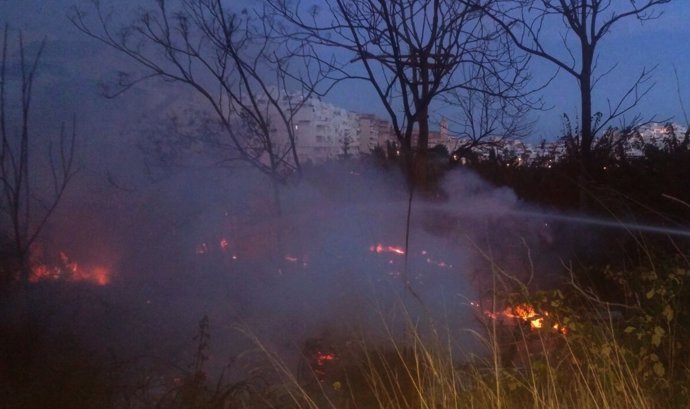Incendio en Almuñécar en zona próxima a Costa Cabana