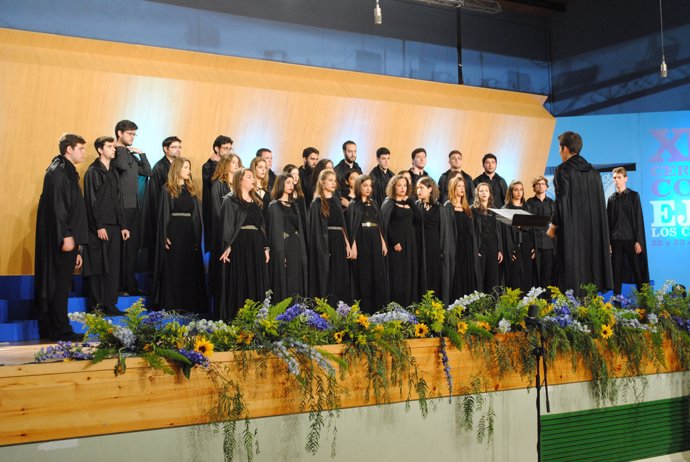 Un coro de Granada actuando en el Certamen Coral de Ejea 