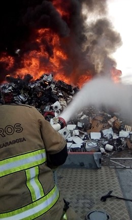 Bomberos de Zaragoza trabajan en la extinción de un incendio.