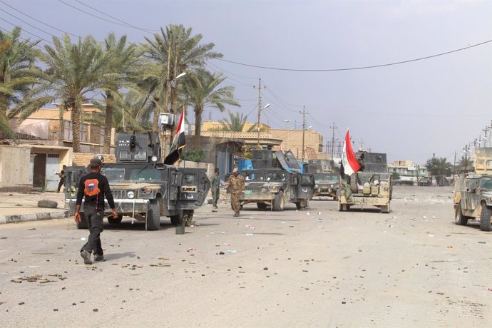 Fuerzas iraquíes reunidas en la ciudad de Hit, en Anbar