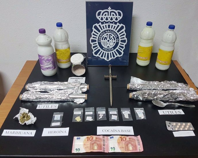 Droga y dinero intervenido durante la operación policial