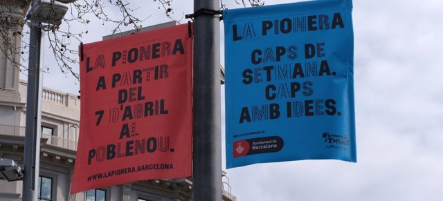 Carteles promocionales del 'market' La Pionera, en el Poblenou