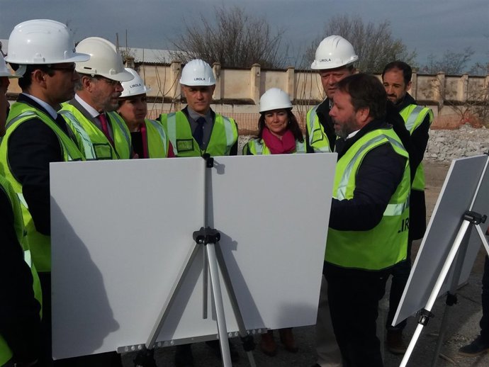 El consejero de Fomento visita los trabajos de demolición de Mondragones