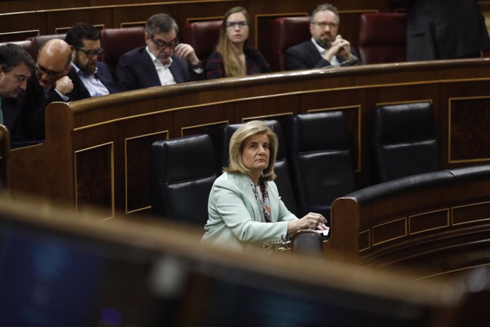 La ministra de Empleo, Fátima Báñez, en la sesión de control al Gobierno