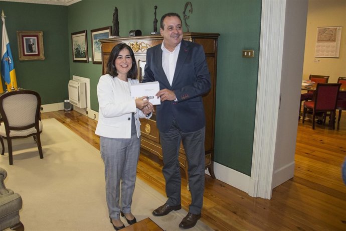 Darias y Trujillo, en la entrega de la memoria